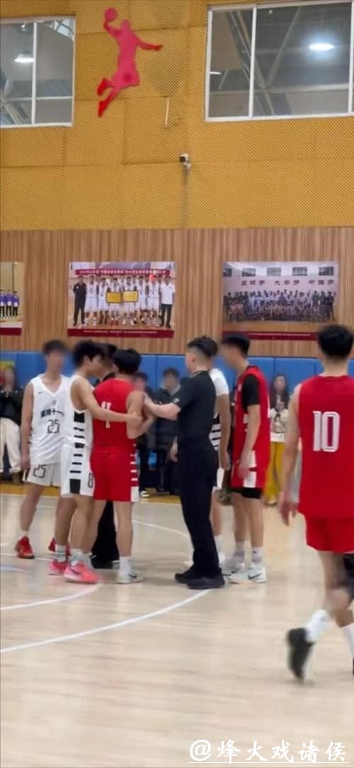 耐高山东赛区决赛发生百人大冲突:家长冲入球场内与球员互殴 耐高山东赛区决赛发生百人大冲突:家长冲入球场内与球员互殴