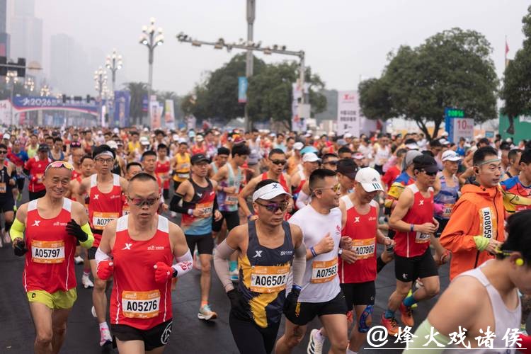 2026重庆马拉松鸣枪开跑 丰配友刷新中国选手赛事纪录 2026重庆马拉松鸣枪开跑 丰配友刷新中国选手赛事纪录